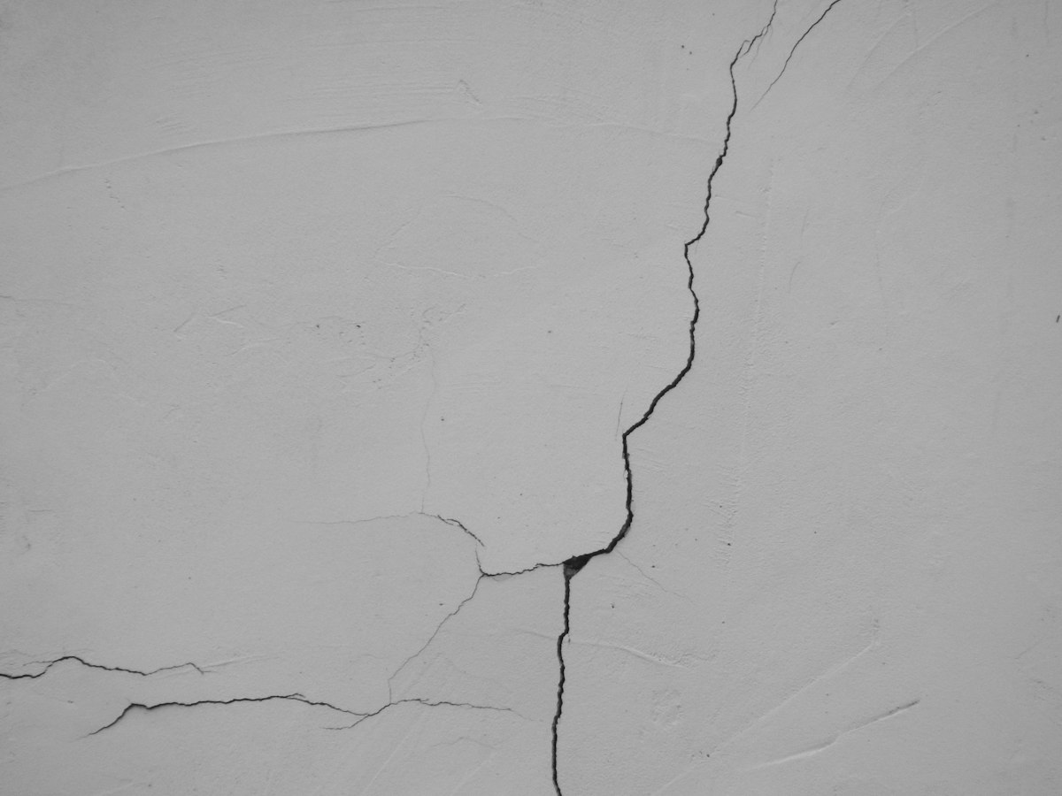 Grieta en una pared de una vivienda en Ceuta