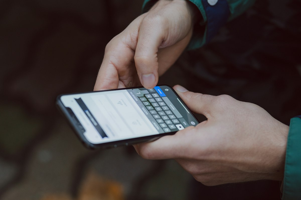 Handybildschirm mit Chatnachrichten