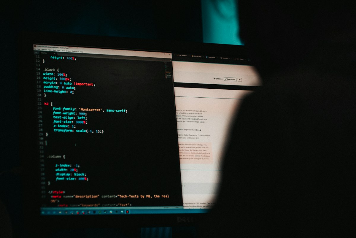 Portátil con código en pantalla, investigación de suplantación de identidad